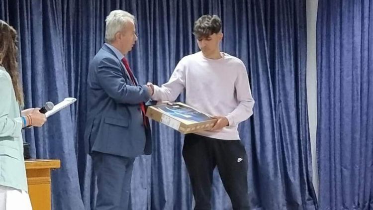 Συγχαίρουν τους βραβευθέντες μαθητές του 3ου ΓΕΛ Κατερίνης Συγχαίρουν τους βραβευθέντες μαθητές του 3ου ΓΕΛ Κατερίνης