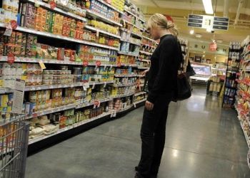 Τα μέτρα για την αναχαίτιση των ανατιμήσεων – Οι πληθωριστικές πιέσεις «ροκανίζουν» το καλάθι της νοικοκυράς