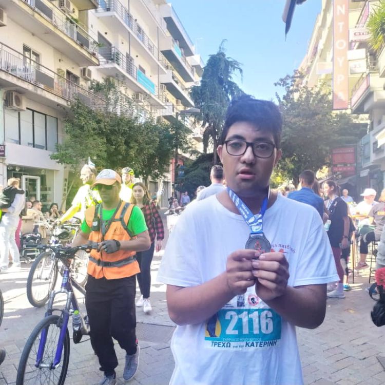 Τερμάτισε πρώτος και  αφιερώνει τη νίκη του  στους γονείς του.