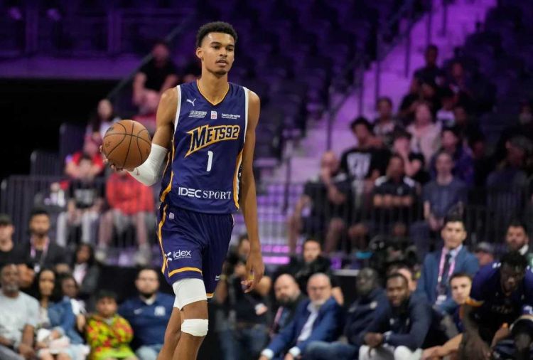 Nba: Ο ΛεΜπρόν αποθέωσε τον Γουεμπανιαμά: “Δεν είναι μονόκερως, είναι εξωγήινος”