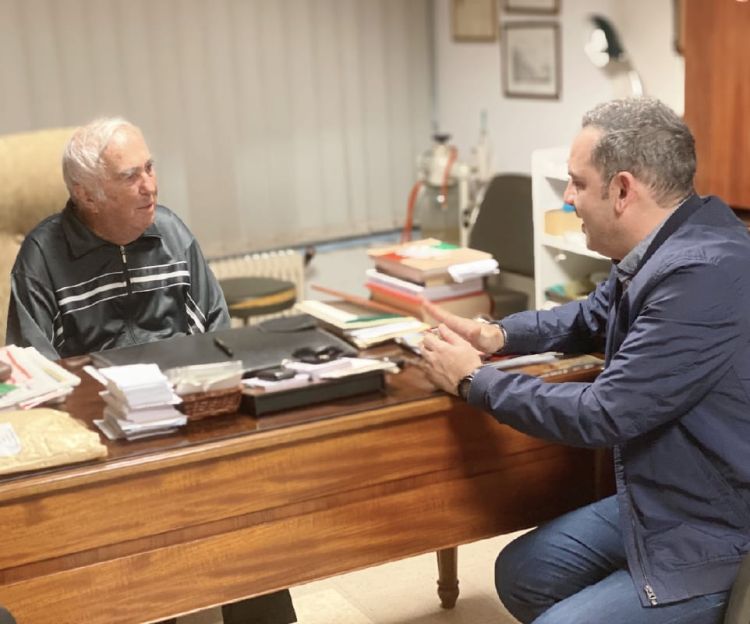 O πρώην Δήμαρχος Κατερίνης Μενέλαος Τερζόπουλος στο πλευρό του Νίκου Τσακιρίδη. O πρώην Δήμαρχος Κατερίνης Μενέλαος Τερζόπουλος στο πλευρό του Νίκου Τσακιρίδη.