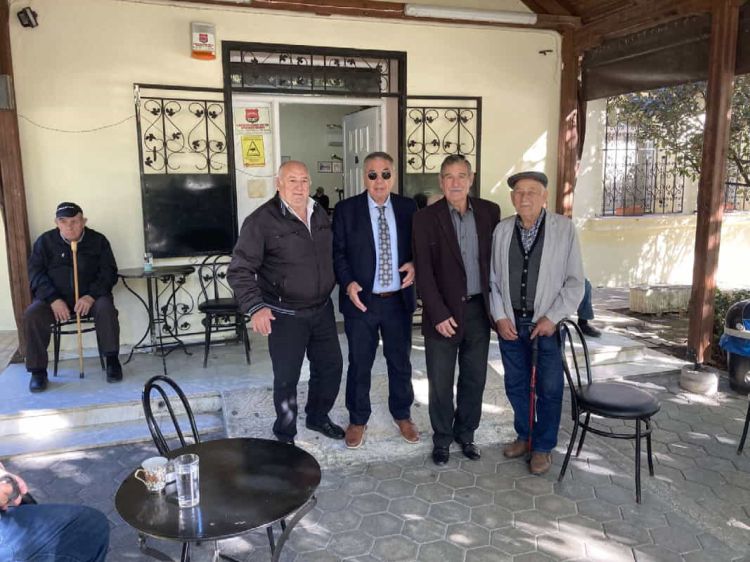 O Aργύριος Καμπίσιος έδωσε επιταγή στο ΚΑΠΗ Β