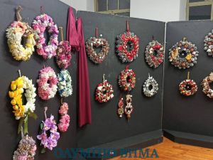 Δάφνινα στεφάνια φόρος τιμής στην Εθνική μας επέτειο 