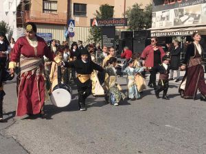 Η μαθητική παρέλαση της Κατερίνης για την 28η Οκτωβρίου σε εικόνες και βίντεο