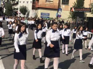 Η μαθητική παρέλαση της Κατερίνης για την 28η Οκτωβρίου σε εικόνες και βίντεο