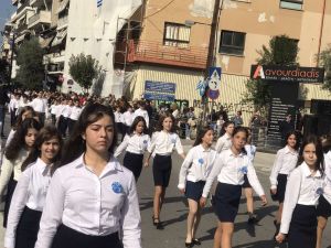 Η μαθητική παρέλαση της Κατερίνης για την 28η Οκτωβρίου σε εικόνες και βίντεο
