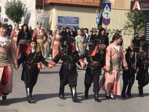 Η μαθητική παρέλαση της Κατερίνης για την 28η Οκτωβρίου σε εικόνες και βίντεο