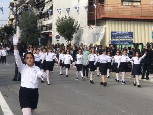 Η μαθητική παρέλαση της Κατερίνης για την 28η Οκτωβρίου σε εικόνες και βίντεο