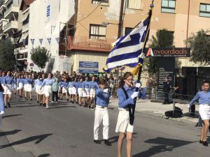 Η μαθητική παρέλαση της Κατερίνης για την 28η Οκτωβρίου σε εικόνες και βίντεο