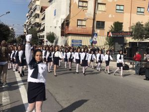 Η μαθητική παρέλαση της Κατερίνης για την 28η Οκτωβρίου σε εικόνες και βίντεο