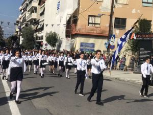 Η μαθητική παρέλαση της Κατερίνης για την 28η Οκτωβρίου σε εικόνες και βίντεο