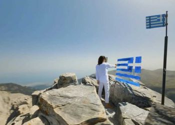 Καρολίνα Ροβύθη: Η εικαστικός που έφτιαξε την ελληνική σημαία στην κορυφή του Ολύμπου