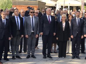 – Κατάθεση Στεφάνων