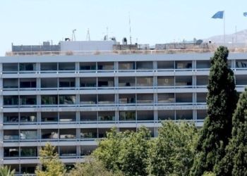 Αναστέλλονται για άλλα δύο χρόνια η εφαρμογή ΦΠΑ στα ακίνητα και ο φόρος υπεραξίας 15% στις μεταβιβάσεις