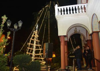 Γιορτινή ατμόσφαιρα στο Μητροπολιτικό Μέγαρο Κατερίνης με το άναμμα του Χριστουγεννιάτικου Δένδρου