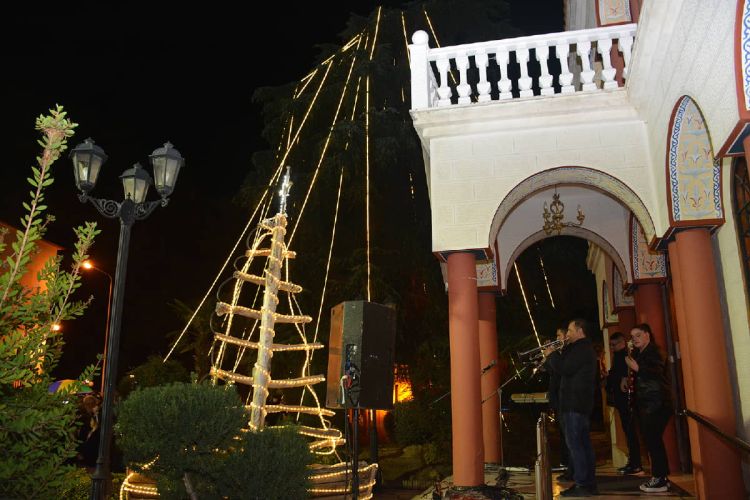 Γιορτινή ατμόσφαιρα στο Μητροπολιτικό Μέγαρο Κατερίνης με το άναμμα του Χριστουγεννιάτικου Δένδρου