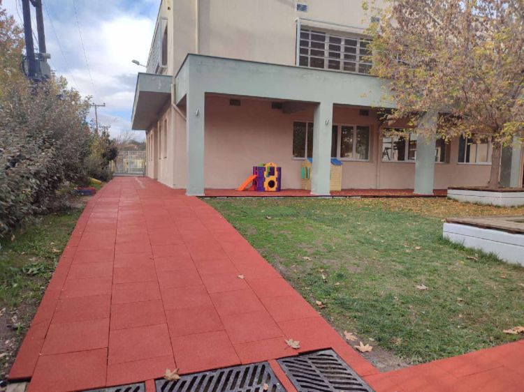 Δήμος Κατερίνης: Νέος τάπητας ασφαλείας στον αύλειο χώρο του Ειδικού Δημοτικού Σχολείου & Νηπιαγωγείου
