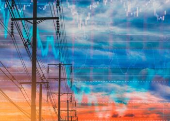 Διψήφια η μείωση, σύμφωνα με ενδείξεις, στα τιμολόγια του ρεύματος