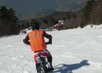 Ελεύθερη κατάβαση στο χιόνι με ποδήλατο