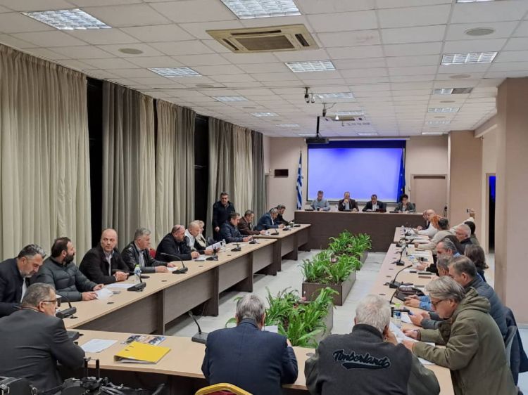 Δημοτικό συμβούλιο Κατερίνης - Παρά τις εντάσεις και τις δριμείες κριτικές, τελικά υπερψηφίστηκαν οι "επαγωγικοί" λαμπτήρες Ζωντανά το Δημοτικό συμβούλιο Κατερίνης με θέμα, μεταξύ άλλων, τον φωτισμό της πόλης