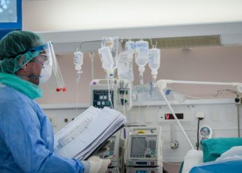 Θα επιστρέψουν από 1η/1/2023 οι ανεμβολίαστοι υγειονομικοί