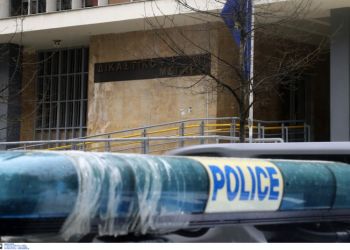 Κυνηγούσε στο κέντρο της Κατερίνης με τσεκούρι και πριόνι έναν γείτονά του επειδή τον μάλωσε που… ούρησε