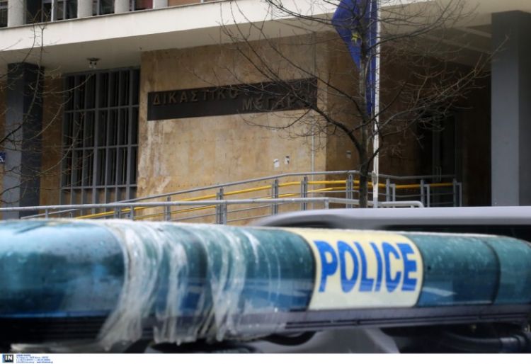 Φυλάκιση με αναστολή στον 46χρονο που κυνήγησε με τσεκούρι και πριόνι τον γείτονά του στην Κατερίνη Κυνηγούσε στο κέντρο της Κατερίνης με τσεκούρι και πριόνι έναν γείτονά του επειδή τον μάλωσε που… ούρησε