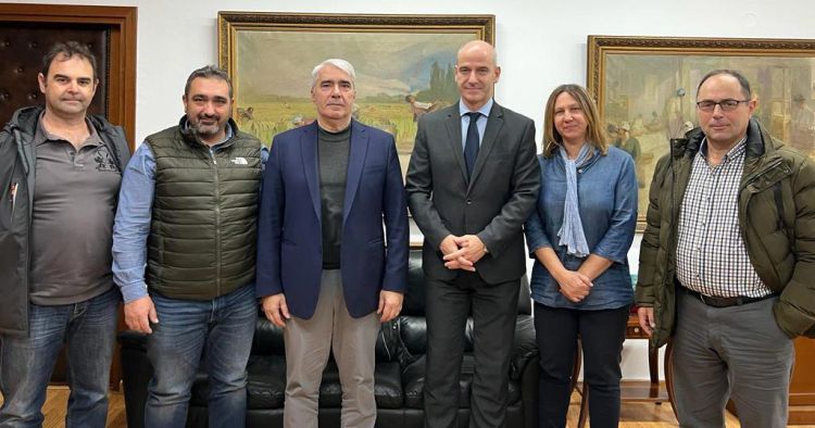 Με τους μελισσοκόμους της Πιερίας στον Υφυπουργό Αγροτικής Ανάπτυξης Σ. Κεδίκογλου ο Φώντας Μπαραλιάκος Με τους μελισσοκόμους της Πιερίας στον Υφυπουργό Αγροτικής Ανάπτυξης Σ. Κεδίκογλου ο Φώντας Μπαραλιάκος