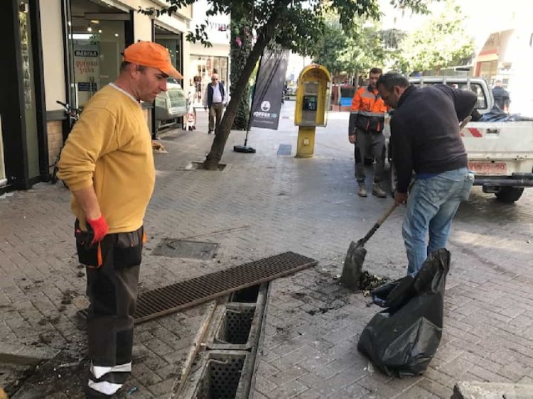 Ο Δήμος Κατερίνης καθαρίζει τα φρεάτια στη Μεγάλου Αλεξάνδρου. Ο Δήμος Κατερίνης καθαρίζει τα φρεάτια στη Μεγάλου Αλεξάνδρου.