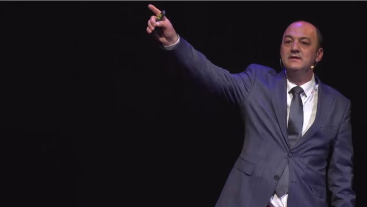 Ο Δημήτριος Λακασάς σε ομιλία του στο TEDx στο Πανεπιστήμιο Μακεδονίας Ο Δημήτριος Λακασάς σε ομιλία του στο Tedx στο Πανεπιστήμιο Μακεδονίας