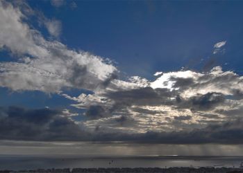 Ο Καιρός σήμερα: Λίγες νεφώσεις και μετά το μεσημέρι ασθενείς τοπικές βροχές