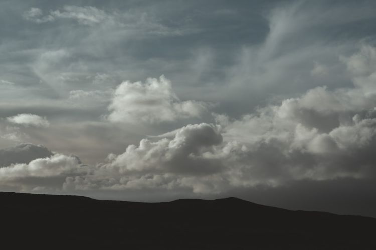 Ο Καιρός σήμερα: Λίγες νεφώσεις κατά τόπους αυξημένες