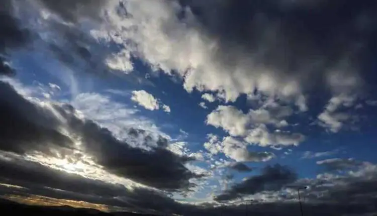 Ο Καιρός σήμερα: Λίγες νεφώσεις με πιθανές τοπικές βροχές Ο Καιρός σήμερα: Λίγες νεφώσεις με πιθανές τοπικές βροχές