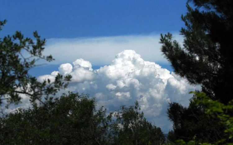 Ο Καιρός σήμερα: Λίγες νεφώσεις παροδικά αυξημένες με πιθανότητα πρόσκαιρων βροχών