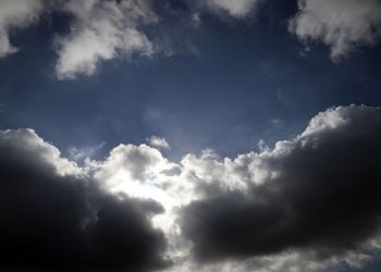 Ο Καιρός σήμερα: Μικρή πτώση θερμοκρασίας και αραιές νεφώσεις