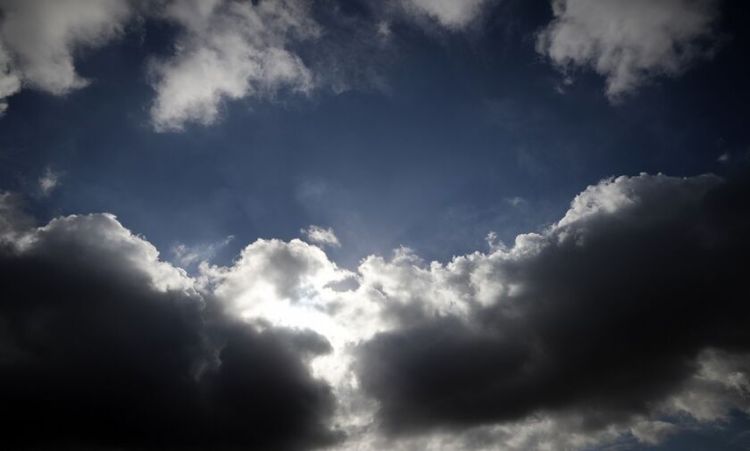 Ο Καιρός σήμερα: Μικρή πτώση θερμοκρασίας και αραιές νεφώσεις Ο Καιρός σήμερα: Μικρή πτώση θερμοκρασίας και αραιές νεφώσεις