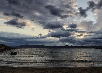 Ο Καιρός σήμερα: Συννεφιασμένη Κυριακή με τοπικές βροχές και από το μεσημέρι σποραδικές καταιγίδες