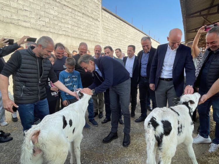 Ο Κυριάκος Μητσοτάκης σε κτηνοτροφική μονάδα στον  Κολινδρό
