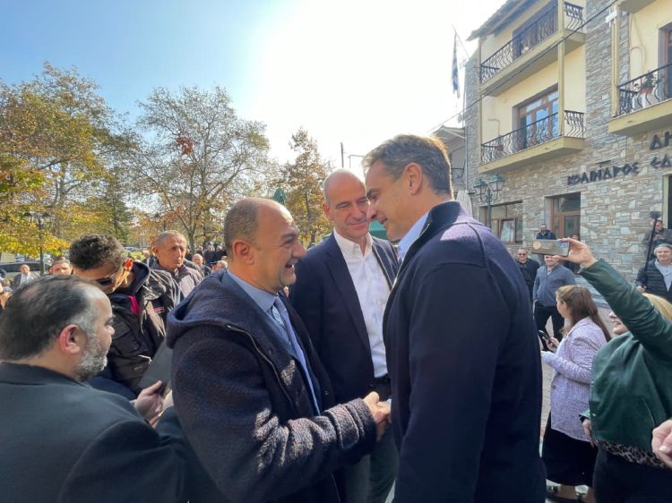 Ο πρωθυπουργός με το Δημήτρη Λακασά στον Κολινδρό.