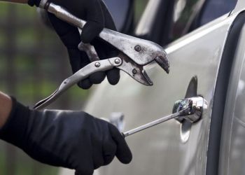 Πιερία: 19χρονος διέρρηξε όχημα και έκανε αναλήψεις με τις τραπεζικές κάρτες που βρήκε