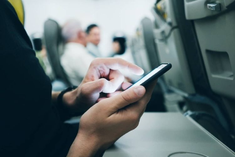 «Πράσινο φως» της ΕΕ για χρήση κινητών εν πτήσει «Πράσινο φως» της ΕΕ για χρήση κινητών εν πτήσει