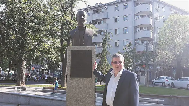 Προσβολή για τον Έλληνα είναι να υπονοήσεις ότι είναι πολιτικά αφελής Προσβολή για τον Έλληνα είναι να υπονοήσεις ότι είναι πολιτικά αφελής