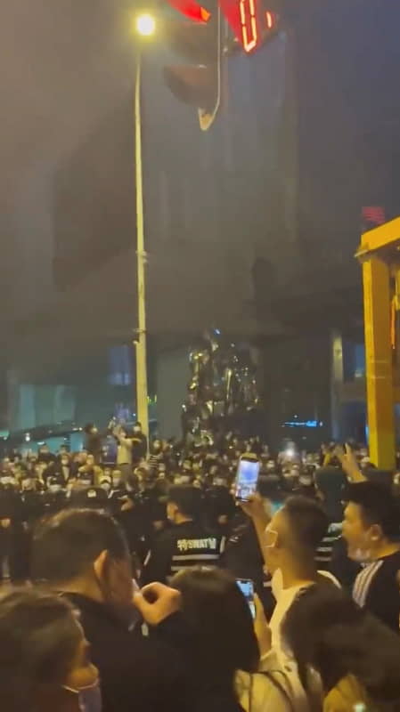 Πρωτοφανείς διαδηλώσεις στην Κίνα για τα αυστηρά Lockdowns – Οργή, χάος, ξύλο, συνθήματα κατά του Σι