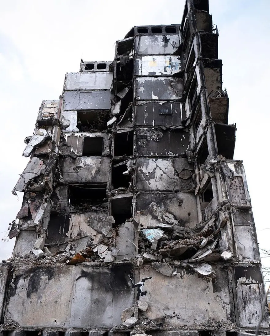 Πόλεμος στην Ουκρανία: Γκράφιτι του Μπάνκσι σε βομβαρδισμένο σπίτι στην Μποροντιάνκα (φώτο)