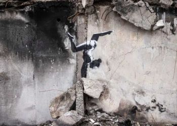 Πόλεμος στην Ουκρανία: Γκράφιτι του Μπάνκσι σε βομβαρδισμένο σπίτι στην Μποροντιάνκα (φώτο)