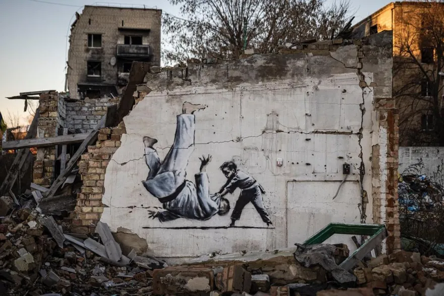 Πόλεμος στην Ουκρανία: Γκράφιτι του Μπάνκσι σε βομβαρδισμένο σπίτι στην Μποροντιάνκα (φώτο)