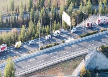 Σε ετοιμότητα Αστυνομία και Πυροσβεστική στον κόμβο Γυρτώνης για την ανατροπή του βυτιοφόρου – Οι κυκλοφοριακές ρυθμίσεις
