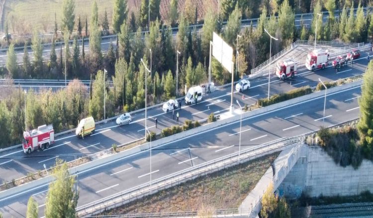 Σε ετοιμότητα Αστυνομία και Πυροσβεστική στον κόμβο Γυρτώνης για την ανατροπή του βυτιοφόρου – Οι κυκλοφοριακές ρυθμίσεις