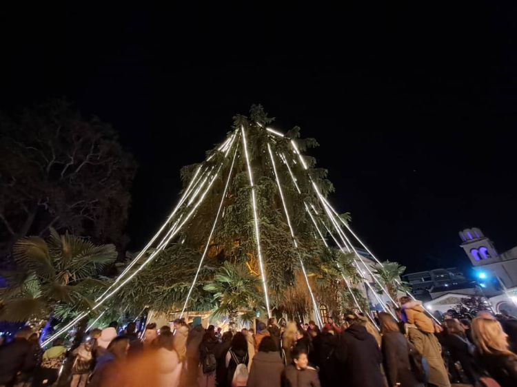 Φως στο Χριστουγεννιάτικο δέντρο της Μητρόπολης Φως στο Χριστουγεννιάτικου δέντρου της Μητρόπολης
