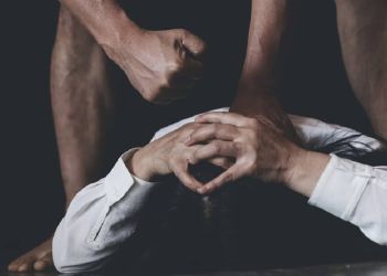 Panic Button: Στη Βουλή η τροπολογία για τα θύματα ενδοοικογενειακής βίας – Πώς θα λειτουργεί